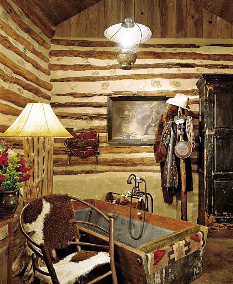 badrum inredning rustik västerländsk stil cowboy trä vägg timmerstuga