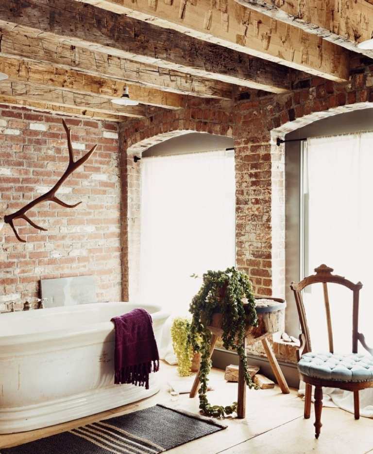 badrum inredning tegel klinker vägg design balkar tak badkar