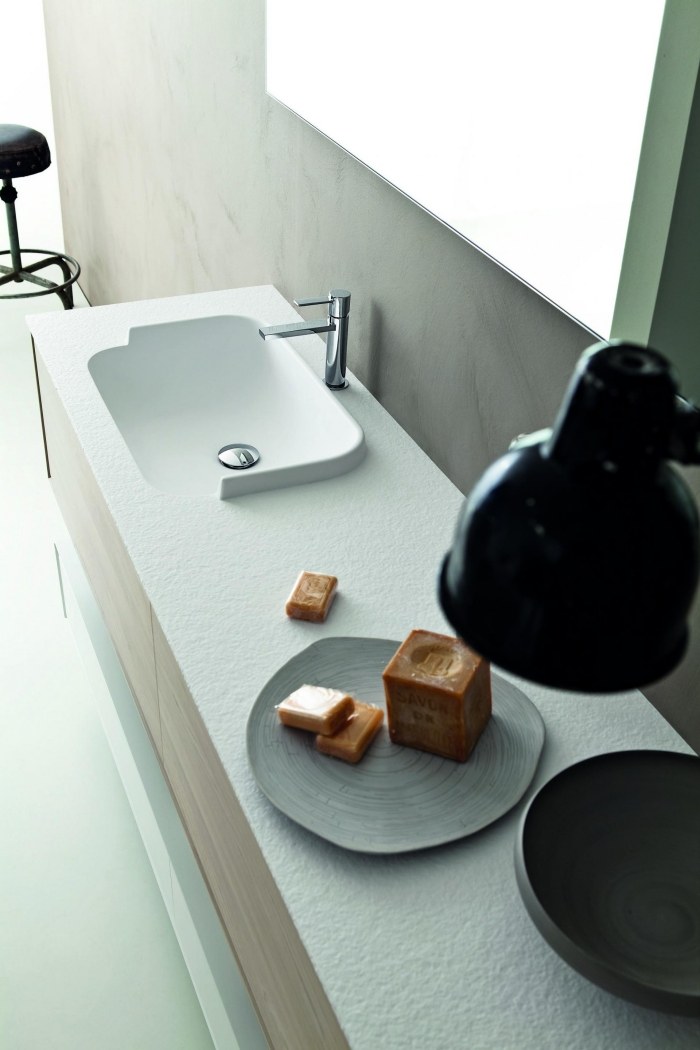 Tvättställsbord i modern-stil-lackade-lådor-spegel-dörrar-handfat-upphöjd kant