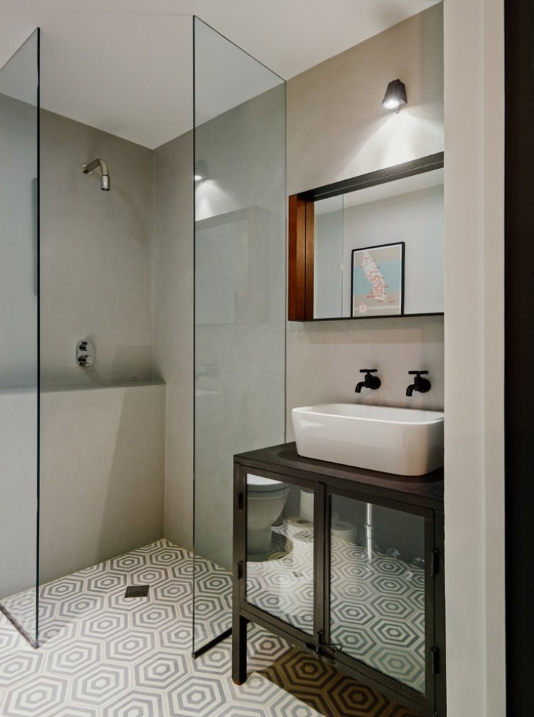 badrum-kakel-2015-golv-kakel-geometriska-mönster-gå-i-dusch-glas-partition-design