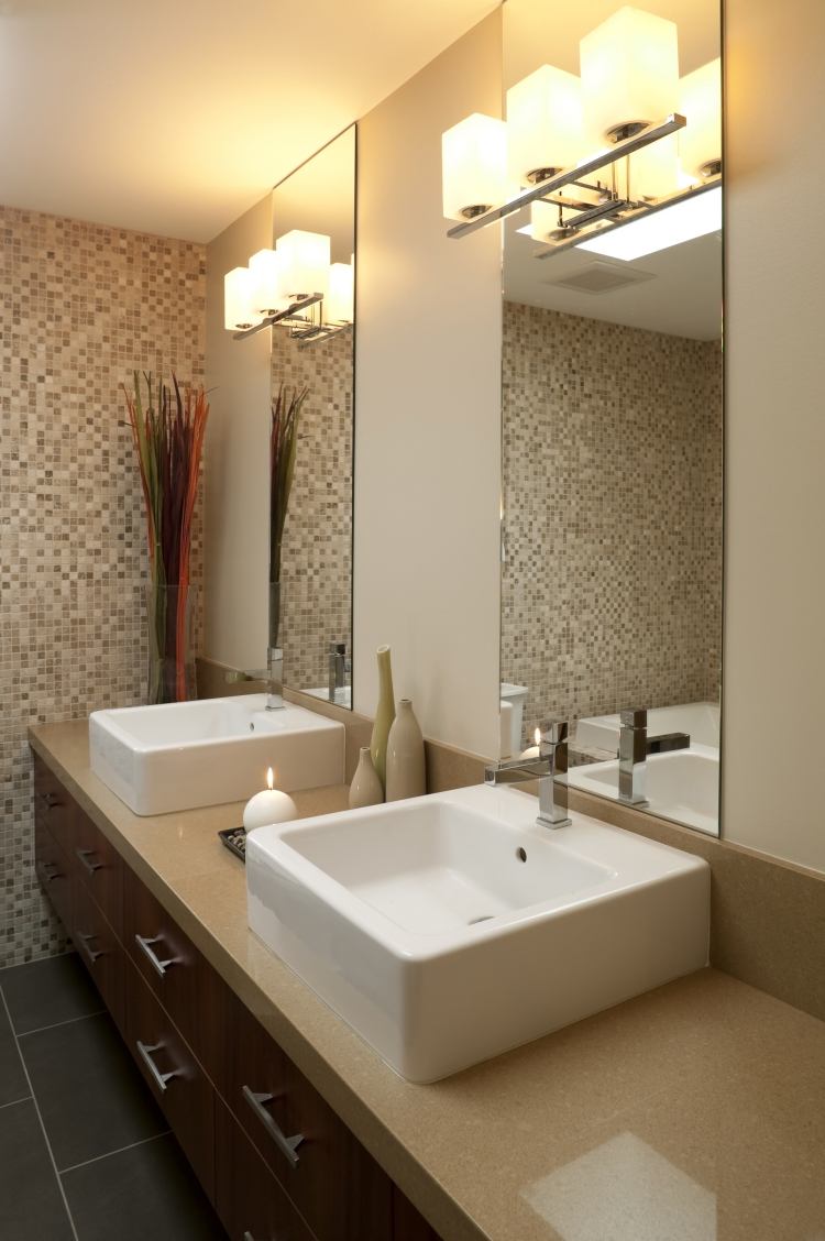 badrumsplattor-2015-kvarts-bänkskiva-beige-mosaik-väggfärg