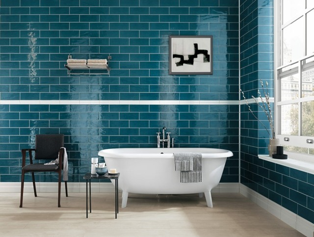 Indigo-blå-badrum-kakel-med-våt-optik-väggplattor