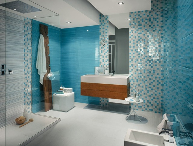 Himmelsblå badrumsplattor mosaik ser trä utseende handfat