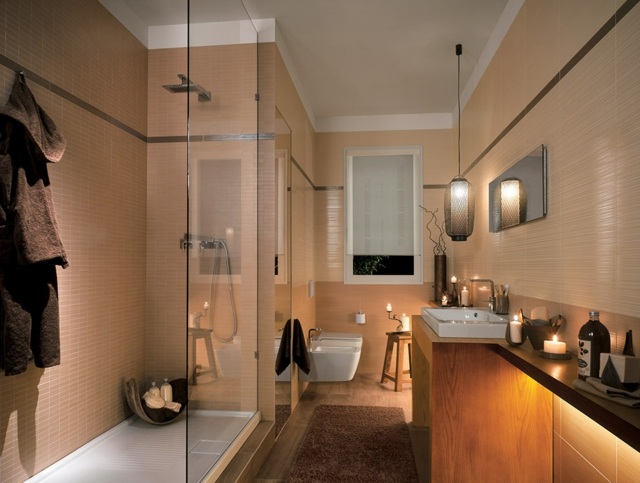 Etnico-badrum-kakel-små-format-beige-hängande lampa badkar med glasvägg