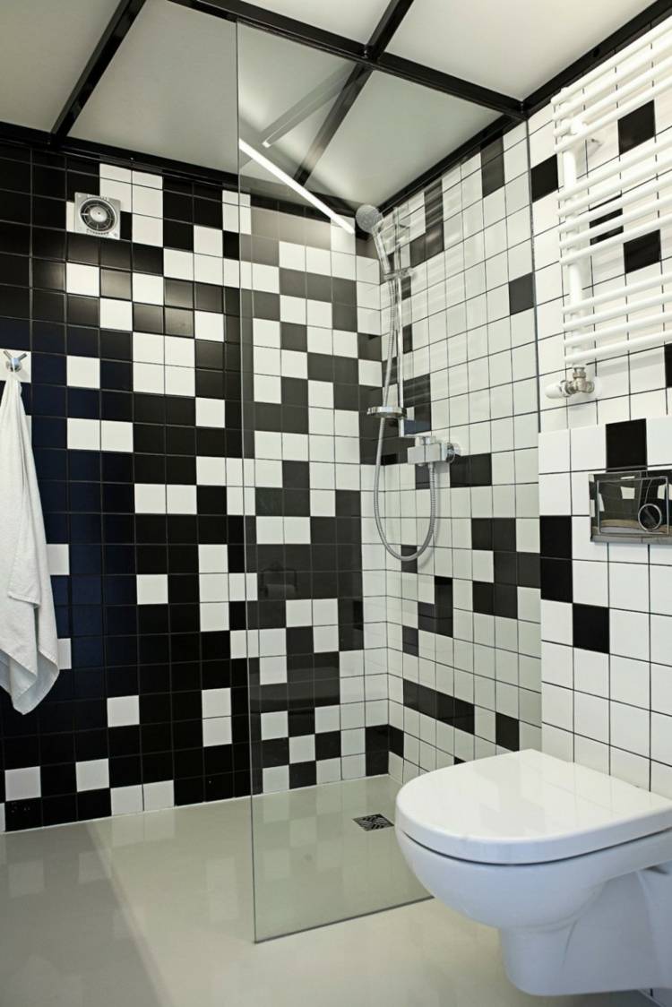 måla badrum kakel mosaik stil svart vit golv nivå duschglas