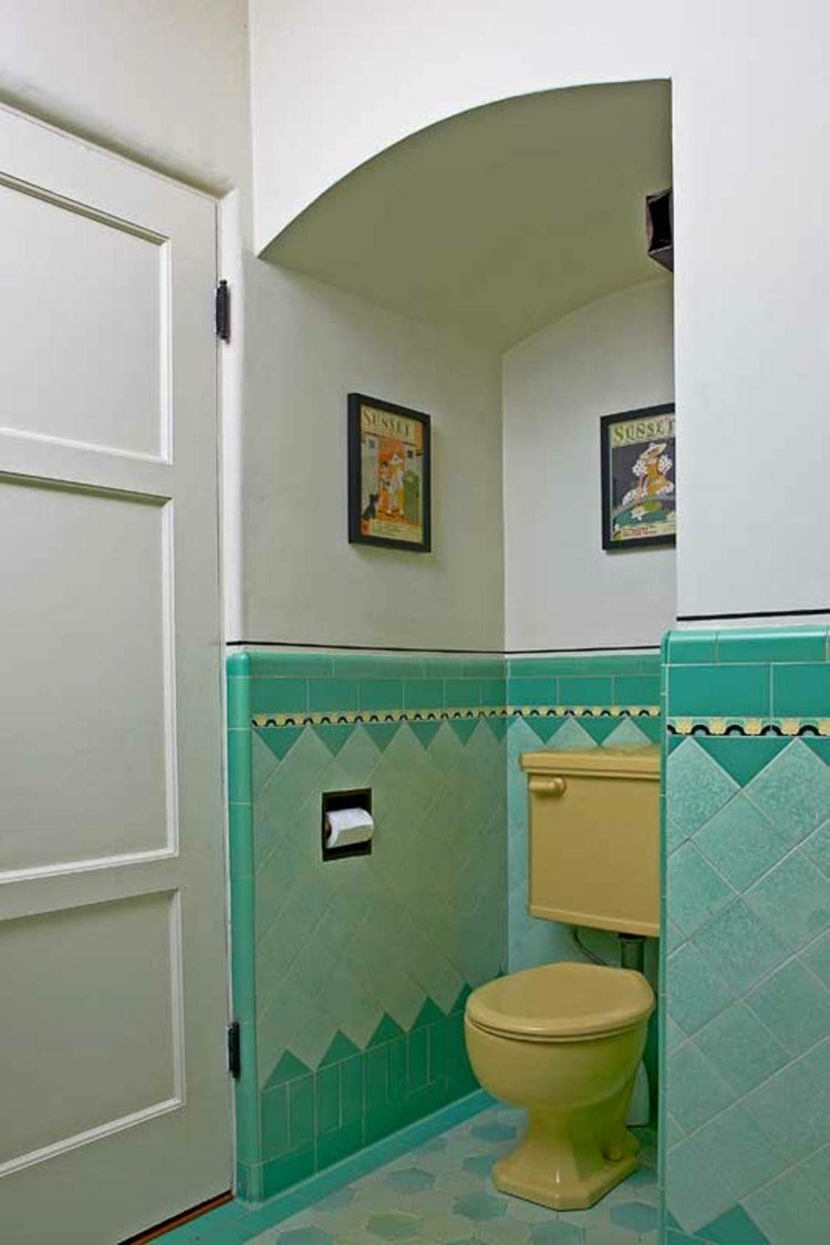 badrum kakel målning turkos nyanser mönster toalett gul