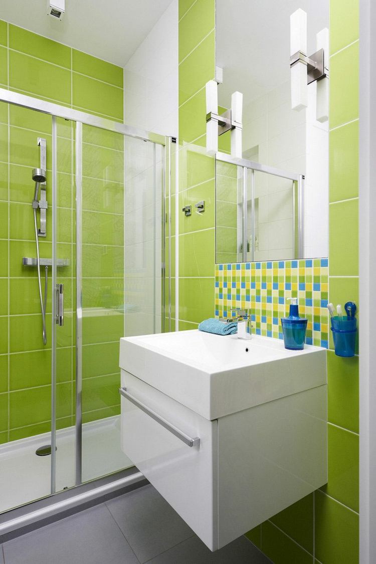måla badrumsplattor grönt modernt handfat dusch spegel mosaik accenter