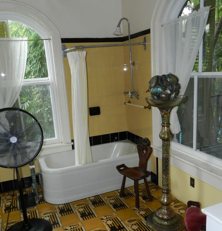 måla badrum kakel rum hörn design gul svart kant