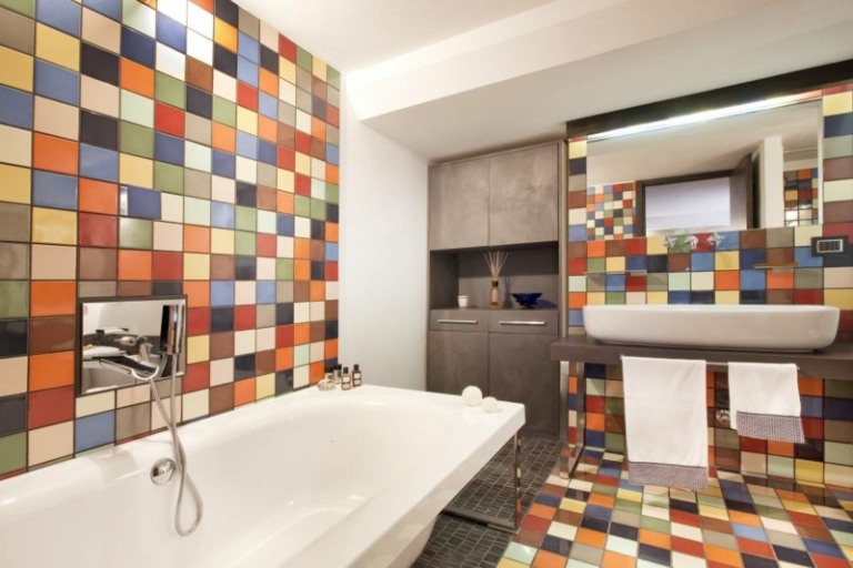 badrum kakel målning färgglad design badkar modern inre spegel