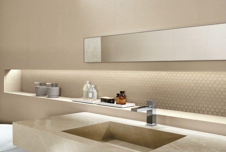 minimalistiskt badrum i beige och med en handfat i natursten