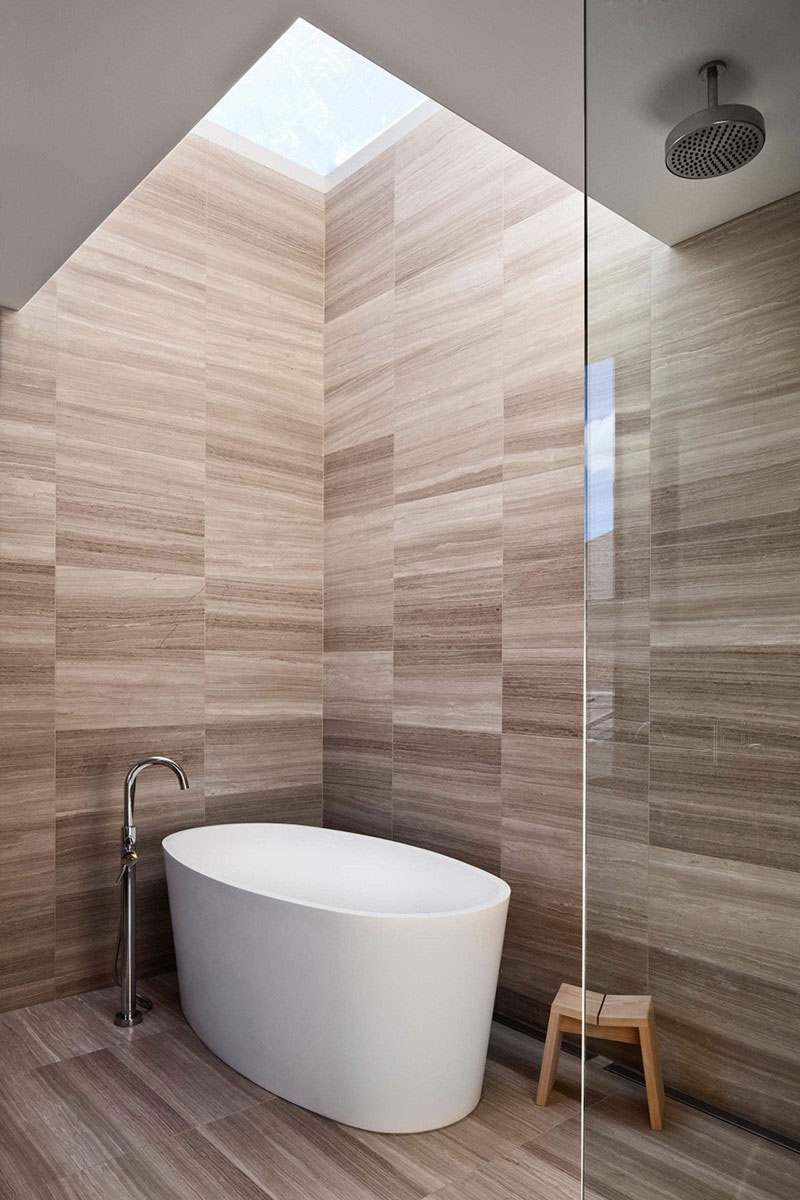 badrum kakel dusch badkar modern trä imitation beige