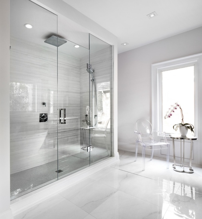 minimalistiskt badrum duschkabin i glas dusch grå väggplattor