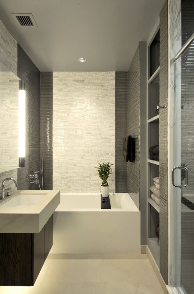 små badrum väggplattor grå vit mosaik badkar