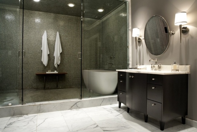 lyxigt badrum marmor golv kakel mosaik dusch område