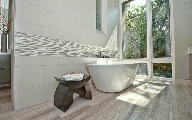 ljus översvämmade badrum badkar golvplattor marmor mosaik vägg