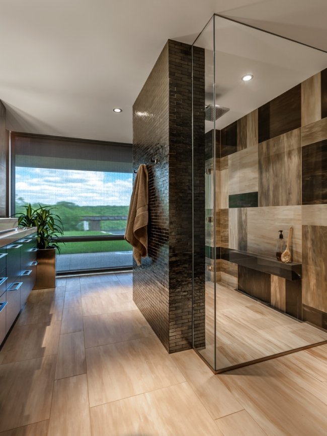 Badrumsplattor modernt träutseende glas duschområde panoramafönster