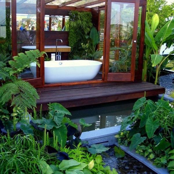 Badrum för trädgårdsvitt badkar utomhusbad exotisk-vegetation