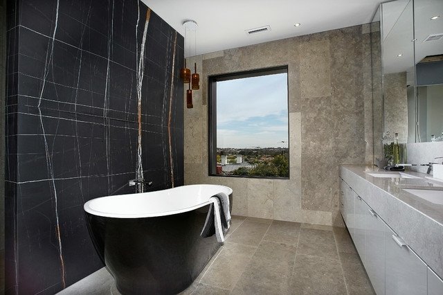 Fönster fåfänga fristående badkar