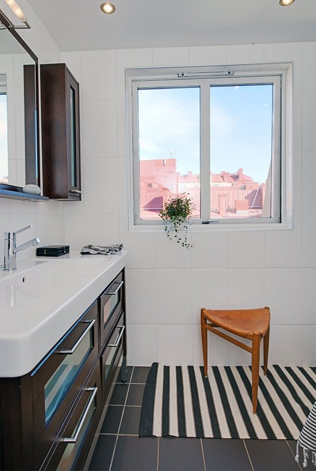 badrum-skandinavisk-möblering-svart-vitt-fönster