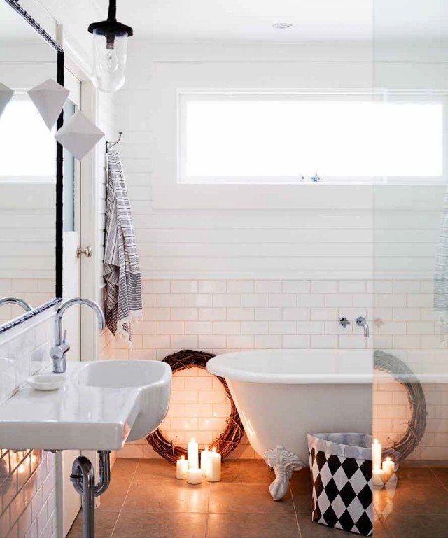 badrum-skandinavisk-vit-vägg-kakel-badkar