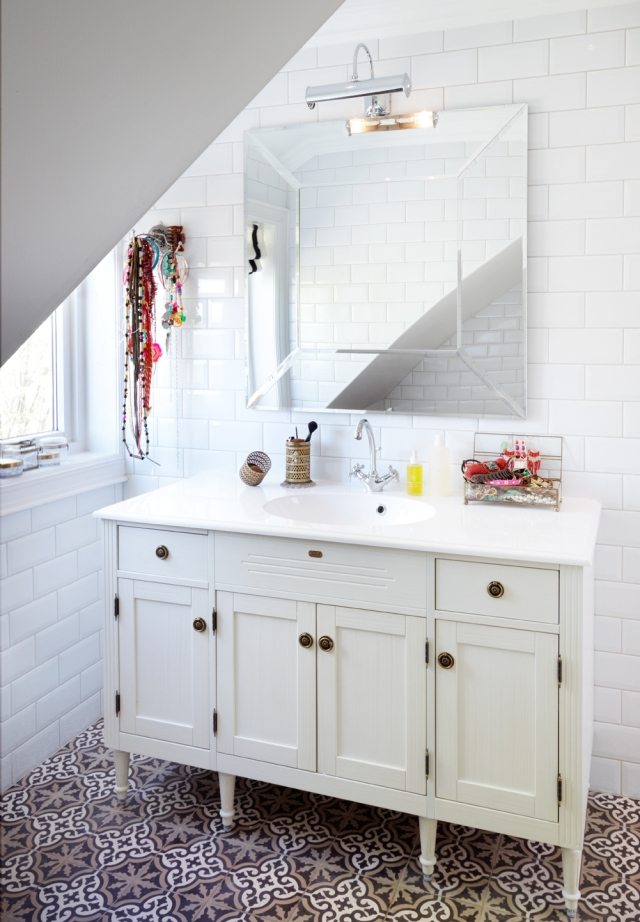 badrum-design-skandinavisk-fåfänga-skåp-golvplattor-marocko-mönster