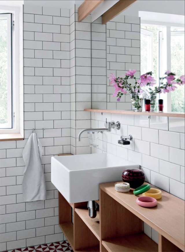 badrum-skandinavisk-design-vita-kakel-vägg-trämöbler
