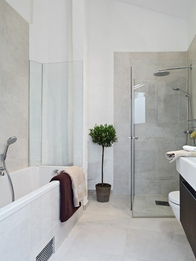 badrumsdesignidéer-minimalistisk-badkar-glas-dusch-skiljevägg