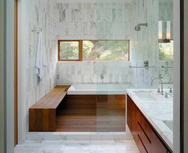badrumsdesign marmor-trä-bänk-badkar-beklädnad