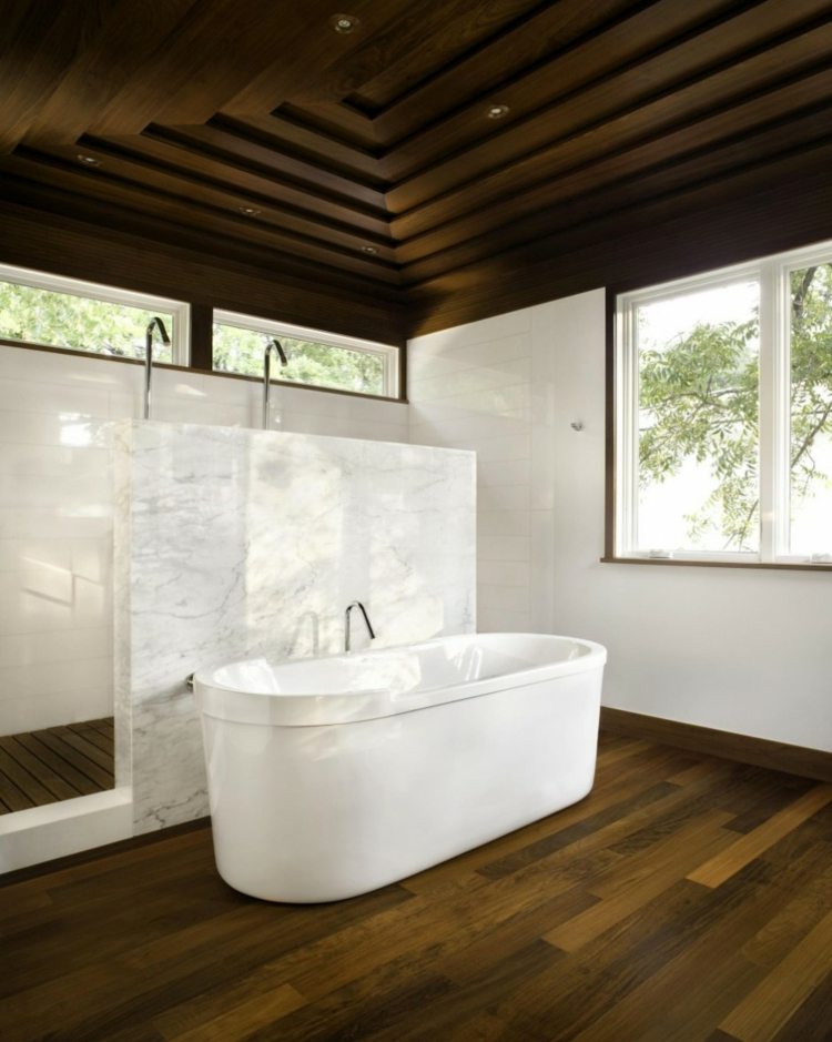 badrum-design-trä-mörkt-varmt-fristående-badkar-parkett-våt-cell-vitt