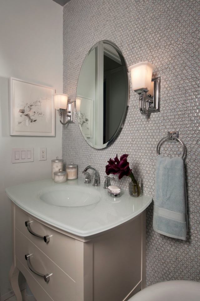 badrum-design-vägg-mosaik-kakel-grå-handfat-skåp-lådor