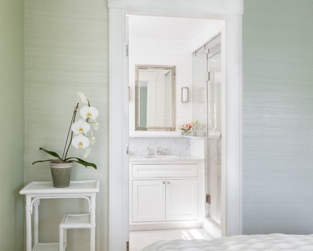 ljusa-badrum-vita-kakel-skåp-handfat-klassisk-design