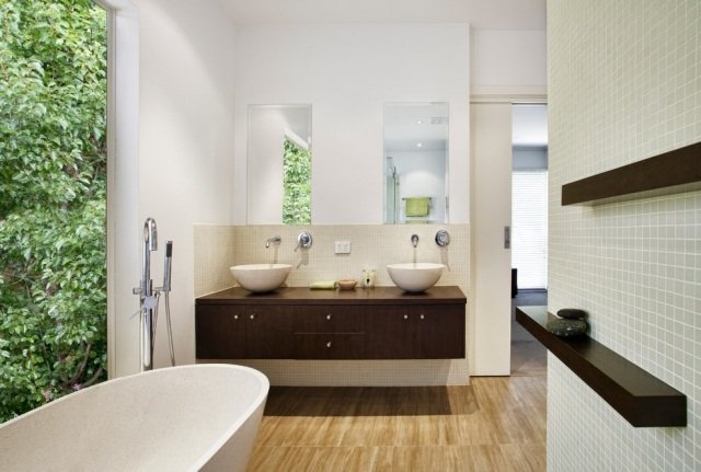 badrum-med-eget-fönster-dubbel-handfat-fristående badkar
