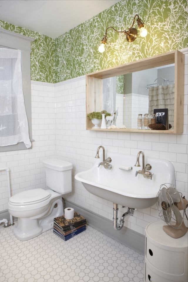 vintage-badrum-vägg-tapeter-mönstrade-grön-synliga-rör