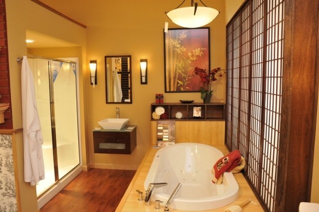 asiatisk-badrum-trä-hyllor-vägghängd-handfat-varm-vägg-färg-ockra