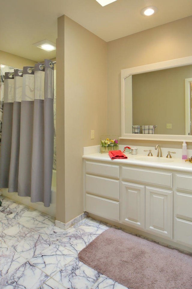badrum-avkoppling-golv-kakel-marmor-neutral-färg-dörrmatta