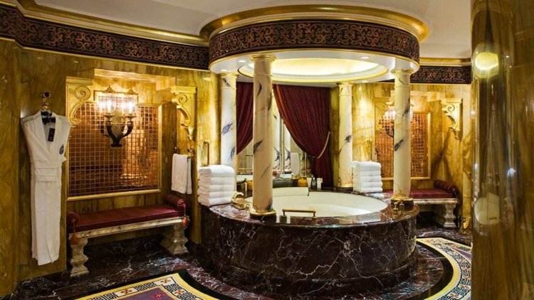 orientaliskt lyxigt badrum marmor guld stil badkar rund