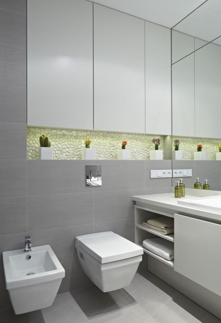 modernt-badrum-grått-vägg-kakel-inbyggt skåp-belyst-nisch-hylla-grus-look