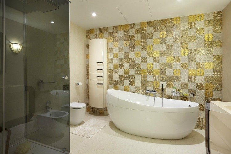 fristående badkar-ägg-form-vägg-kakel-guld-lapptäcke-look