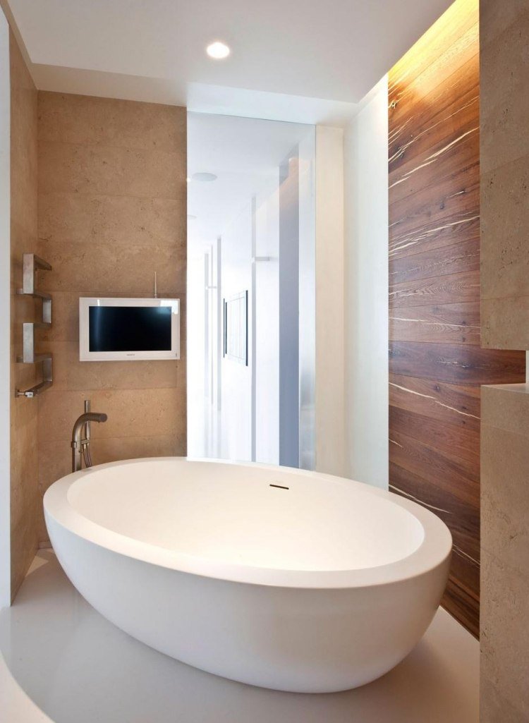 badrum-idéer-2015-fristående-bad-badkar-trä-väggbeklädnad-indirekt-takbelysning