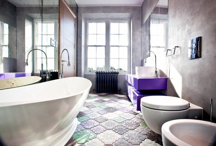 Badrumsidéer 2015 attraktiva golvplattor-lila-grönt