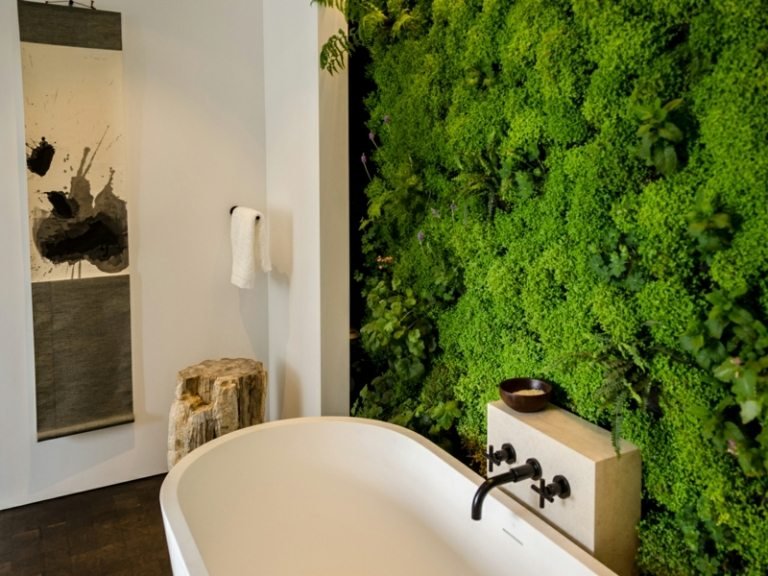 badrum idéer växter vertikal trädgård badkar accent vägg