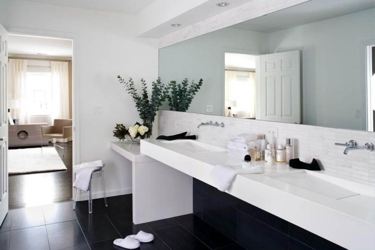 badrum-idéer-moderna-badrum-dubbla handfat-elegant-svart-vit-spegelvägg