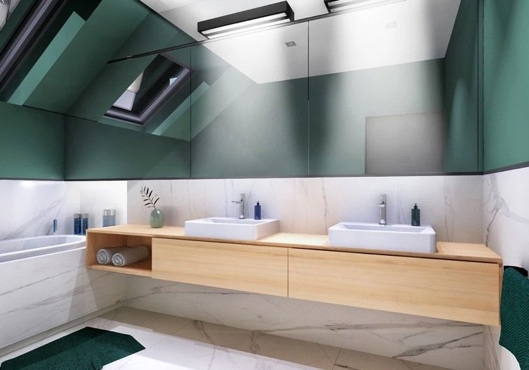 Badrum med väggfärg grönt i kombination med marmorplattor och badrumsskåp i ljust trä