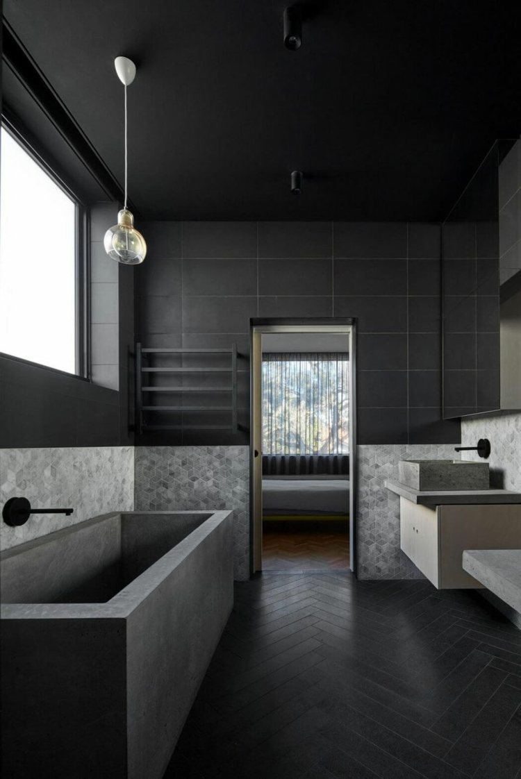 fiskbensmönster svart badrum kakel vägg betong badkar modernt