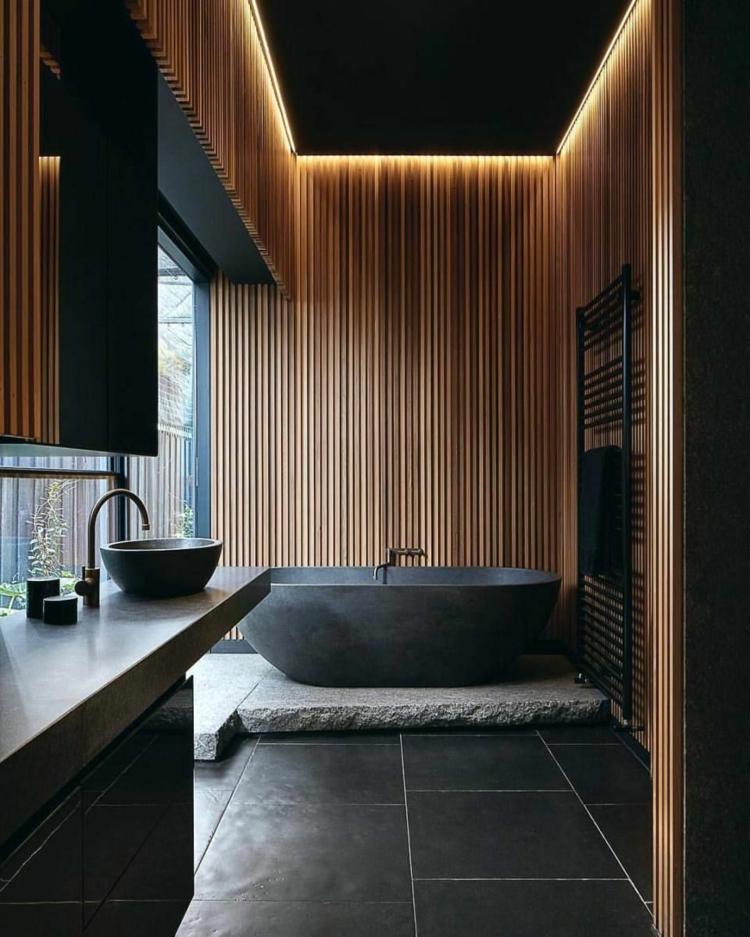 badrum i svartbrunt trä takgolv svart