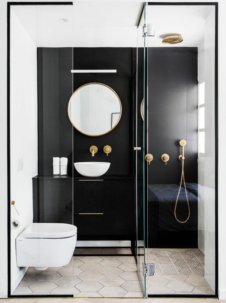 svart badrum litet guld badrumsinredning väggplattor matt