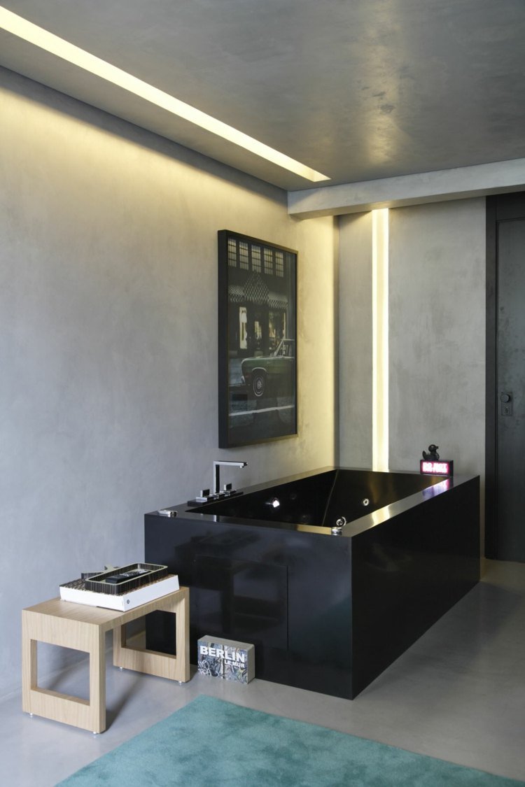 badrum i svart rektangulärt badkar glansigt grått turkos