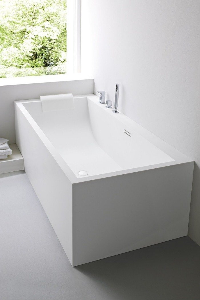 modernt-vitt-badkar-med-ett-rektangulärt-design-ryggstöd