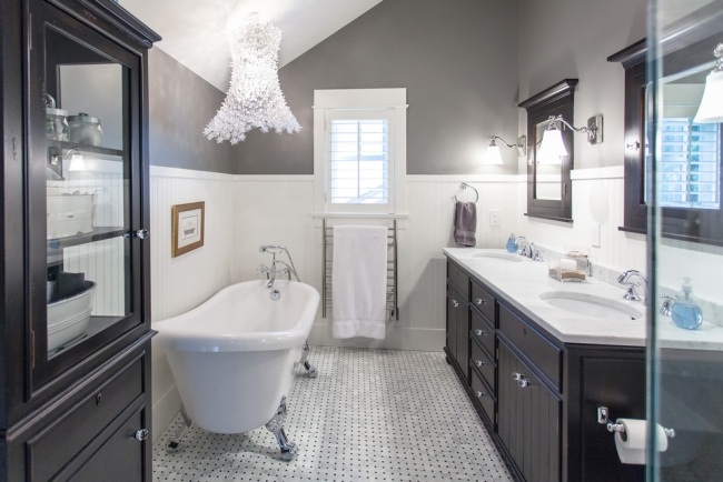 Klassiskt badrum svartvitt fristående badkar Synthesis-Design-inc