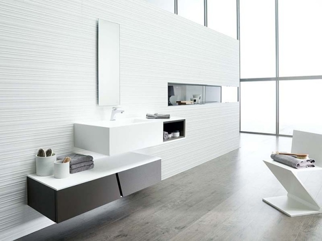 vit badrum design flytande skåp hyllor speglar